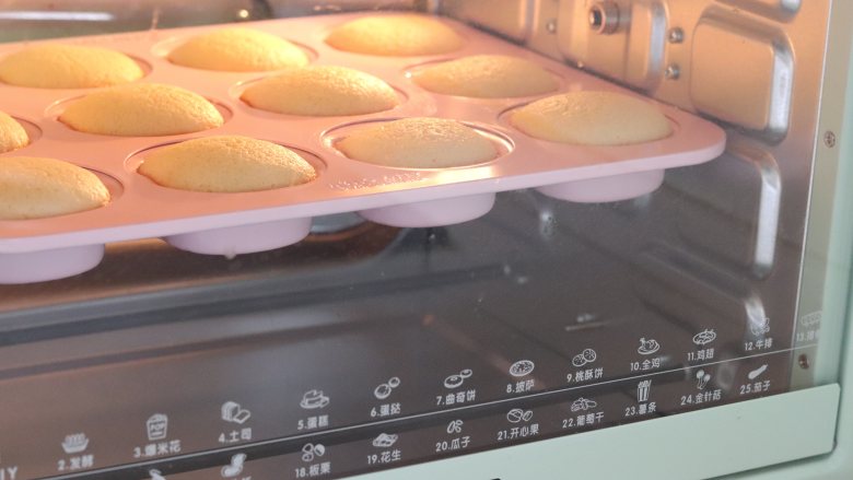 西柚小蛋糕,放入提前预热的烤箱中，160度18分钟左右。烤制到蛋糕出来非常香的味道，而且观察到蛋糕边缘变色，就可以了