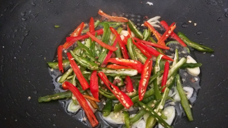 新文美食  鱼香鸡丝,倒入青红椒炒均匀。