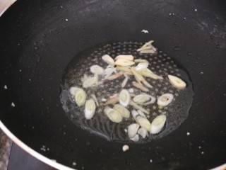 新文美食  鱼香鸡丝,锅中在倒入适量油烧热，放入葱姜蒜炒香。