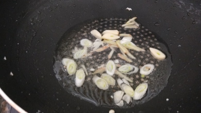 新文美食  鱼香鸡丝,锅中在倒入适量油烧热，放入葱姜蒜炒香。