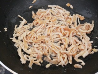 新文美食  鱼香鸡丝,翻炒均匀倒入盆中备用。