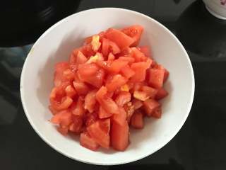 番茄鸡蛋疙瘩汤,西红柿先用开水泡一下，去皮，然后把去了皮的西红柿切碎。