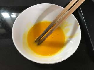 番茄鸡蛋疙瘩汤,把鸡蛋的蛋白和蛋黄分开。把蛋黄打散备用。