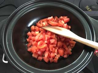番茄鸡蛋疙瘩汤,砂锅中放适量油，油烧热后放入西红柿翻炒。