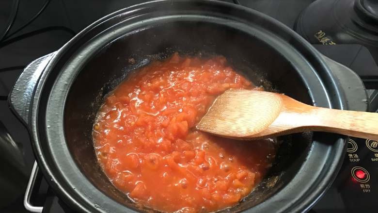 番茄鸡蛋疙瘩汤,炒至西红柿起糊出沙，加入适量清水煮开。