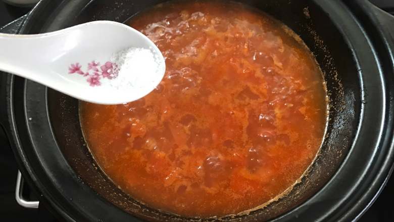 番茄鸡蛋疙瘩汤,再加入少许盐调好味。