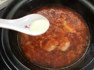 番茄鸡蛋疙瘩汤,再次煮开后用勺子舀一小勺面糊放入锅中，直至面糊全部放入。