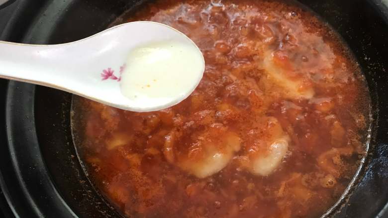 番茄鸡蛋疙瘩汤,再次煮开后用勺子舀一小勺面糊放入锅中，直至面糊全部放入。