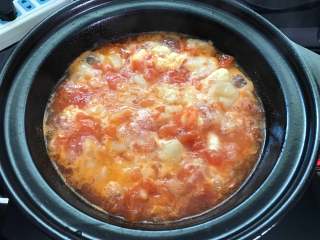 番茄鸡蛋疙瘩汤,然后把蛋黄液由锅边往中心转圈淋入，淋完立即用锅铲推开。