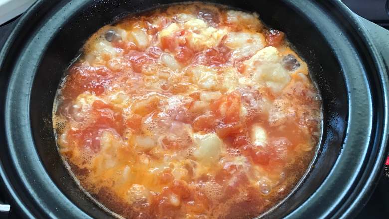 番茄鸡蛋疙瘩汤,然后把蛋黄液由锅边往中心转圈淋入，淋完立即用锅铲推开。