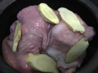 初秋天凉凉🍂来碗猪肚鸡温暖心脾,放入砂锅中，然后放入6片姜