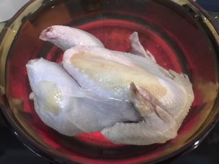初秋天凉凉🍂来碗猪肚鸡温暖心脾,入锅中焯水，水开后撇去浮沫备用