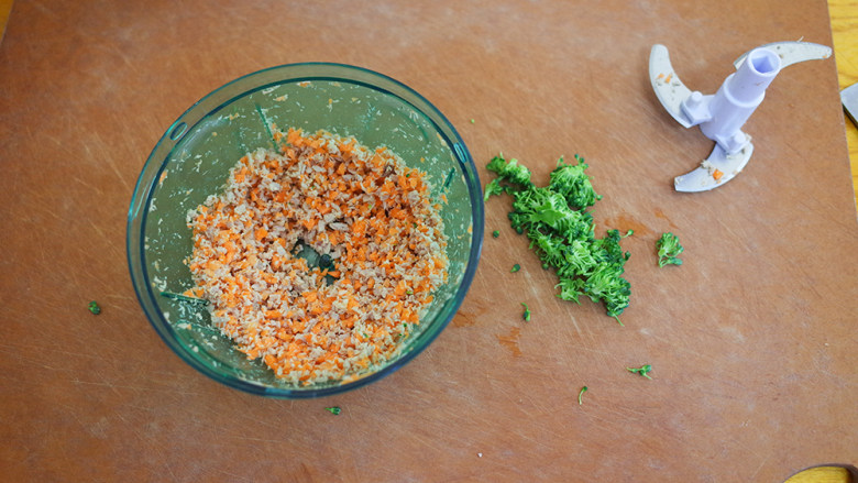 蔬菜肉末煎米饼,胡萝卜跟肉切成碎末备用