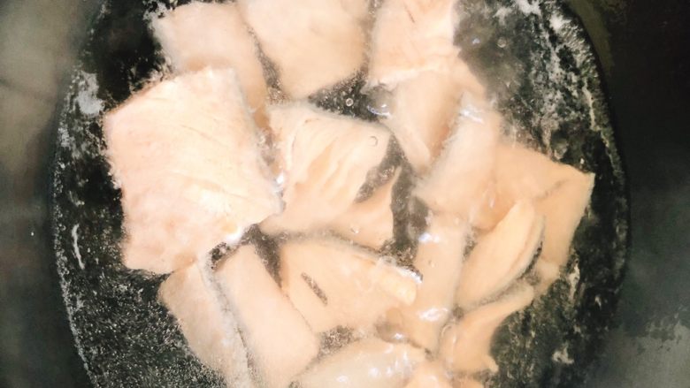 白灼沙拉三文鱼-西餐、年夜饭,全部放入锅中开水焯2～3分钟后捞起装盘里。