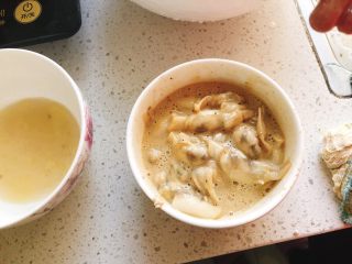 椒盐香酥蛏-年夜饭,用筷子搅拌均匀，搅拌后的蛏黏稠。（无需加水搅拌，因为蛏本身水分较多。）