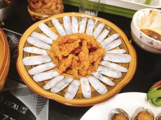椒盐香酥蛏-年夜饭,将炸好的蛏摆放盘子中间。