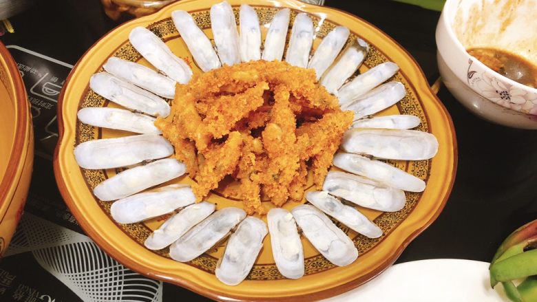 椒盐香酥蛏-年夜饭,将炸好的蛏摆放盘子中间。