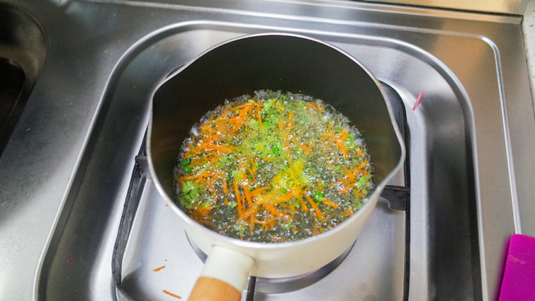 10个月以上辅食肉末蔬菜玉子烧,锅里加水煮开放入胡萝卜、西蓝花煮熟