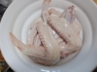 椒盐烤鸭翅鸭脚,鸭翅鸭脚洗干净，鸭翅用刀划一两刀。腌制的时候容易入味