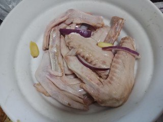 椒盐烤鸭翅鸭脚,抓均匀，腌制2个小时左右