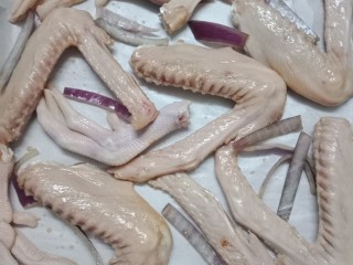 椒盐烤鸭翅鸭脚,腌制好后把鸭翅鸭脚均匀的放在烤盘上