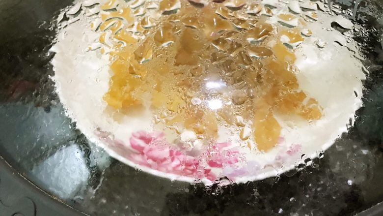 金汤小米花胶炖奶,泡发好的花胶加入姜片放入盘里，等水滚开后隔水蒸8分钟