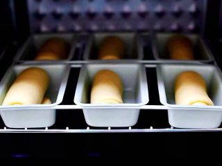 沙拉培根早餐包,入烤箱启动发酵功能进行二次发酵，如果烤箱没有发酵功能的话，天冷可以将烤箱里放一碗开水。
