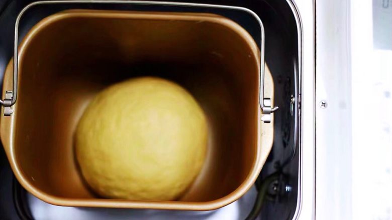 沙拉培根早餐包,面团整成圆形，放入面包机里。