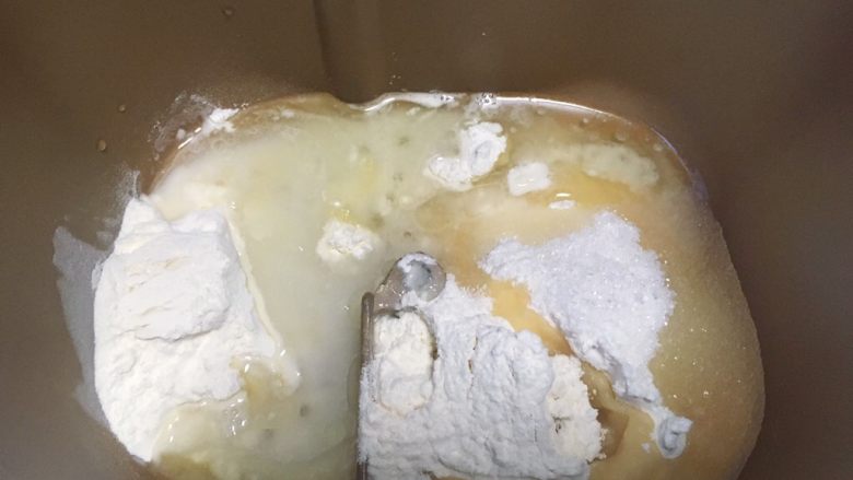 酥皮伍仁月饼,面包桶内加入水油皮全部材料，启动揉面程序，揉成面团