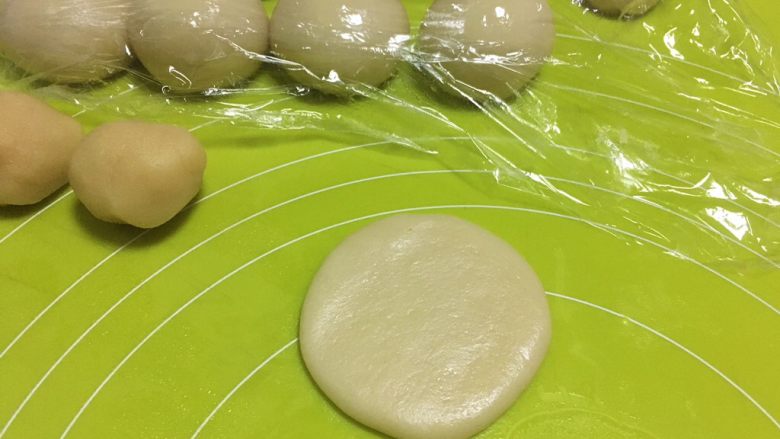 酥皮伍仁月饼,取一份水油皮材料，擀成圆片