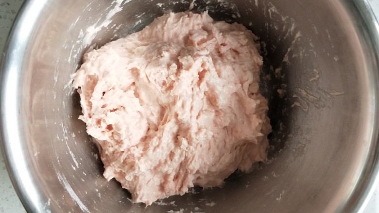 西瓜汁老式面包,把酵头材料混合均匀，盖上保鲜膜放入冰箱发酵17个小时以上