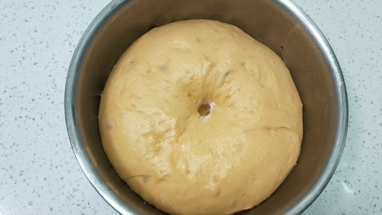 西瓜汁老式面包,程序结束收圆面团放入盆中，进行第一次发酵至2倍大，戳洞不回缩即可