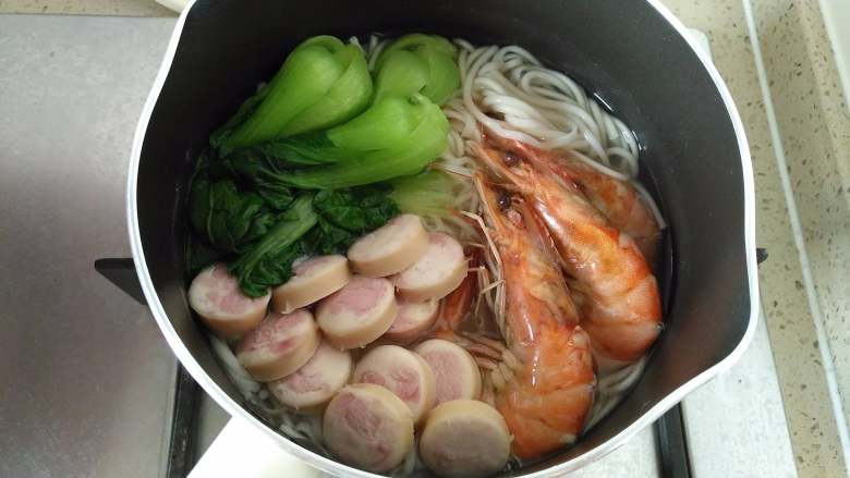 鱼肠鲜虾海鲜面,放入鲜虾、金枪鱼肠、青菜，
