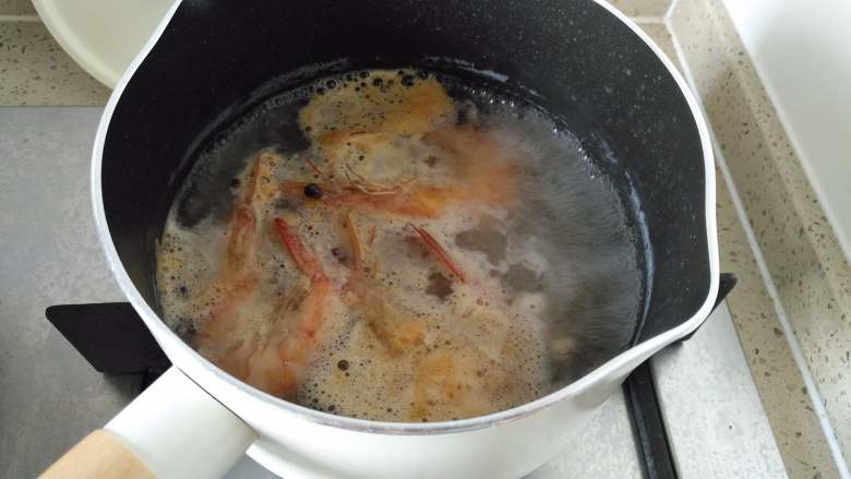 鱼肠鲜虾海鲜面,水开后，下入几粒花椒，下鲜虾煮至虾变色后再煮两分钟，捞出备用

