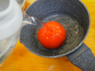 12个月以上番茄肉末夹心面条饼,	番茄切十字加入热水烫一下这样容易剥皮