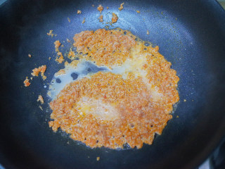 12个月以上番茄肉末夹心面条饼,番茄煮烂加入玉米淀粉勾芡