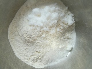 枣泥馅南瓜月饼,糯米面、面粉、白糖放一起拌均匀