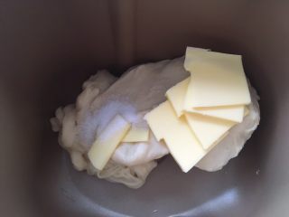 蔓越梅手撕面包,加入盐跟20克黄油，继续启动揉面程序，将材料揉均匀；