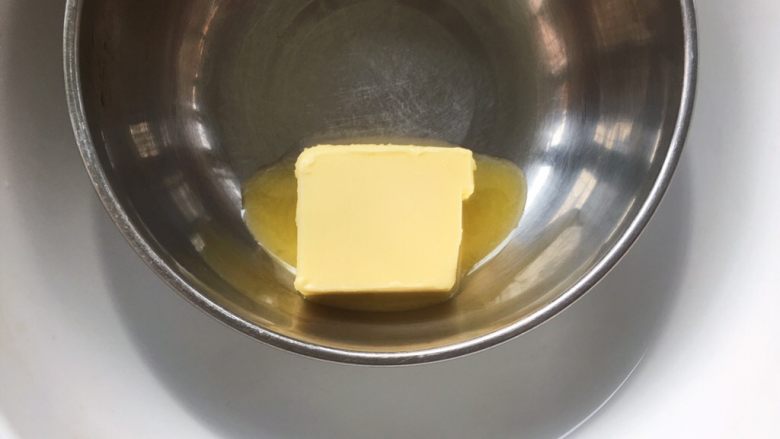 蔓越梅手撕面包,取15克黄油隔水加热至黄油融化；