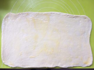 蔓越梅手撕面包,将融化的黄油均匀的涂抹在面片表层；