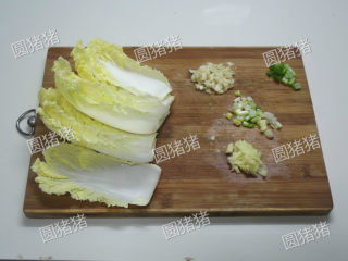 剁椒烧白菜,白菜心切去根部，一叶叶撕开，葱、姜、蒜切碎。