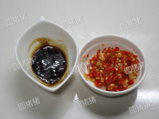 剁椒烧白菜,取蚝油、生抽、砂糖、鸡精放在碗内调匀，剁椒中加入芝麻油拌匀。
