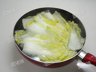 剁椒烧白菜,锅内烧开水，把白菜放入氽烫至软。