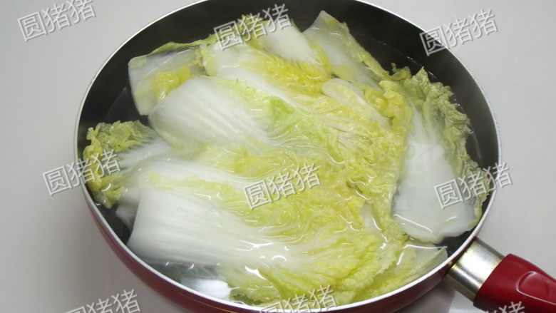 剁椒烧白菜,锅内烧开水，把白菜放入氽烫至软。