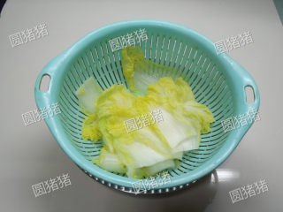 剁椒烧白菜,取出用凉水冲洗，放在沥水篮中用手压干水份。	