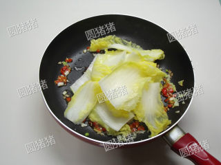 剁椒烧白菜,加入沥净水的白菜，大火爆炒至均匀裹上酱汁即可。