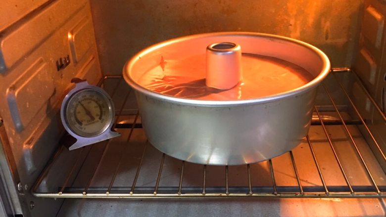 无油可可戚风蛋糕,烤箱预热至150度，模具送入烤箱烤制40分钟。