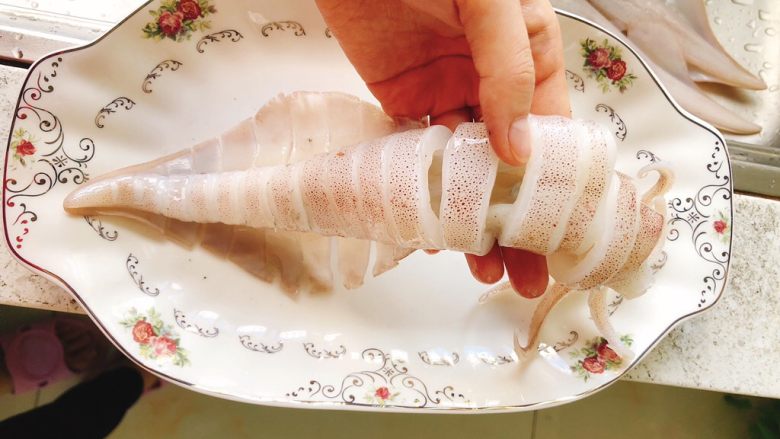 剁椒鱿鱼-下饭菜,剪刀将鱿鱼身体剪成很多个小圆圈，但不剪断。