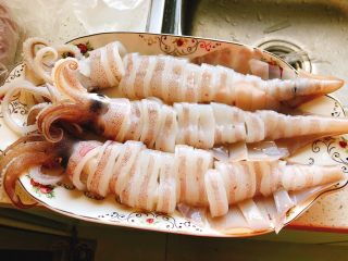 剁椒鱿鱼-下饭菜,洗好后装盘里，用剪刀把刚才未剪断的圆圈连接处剪断，并保持好鱿鱼整条形状。