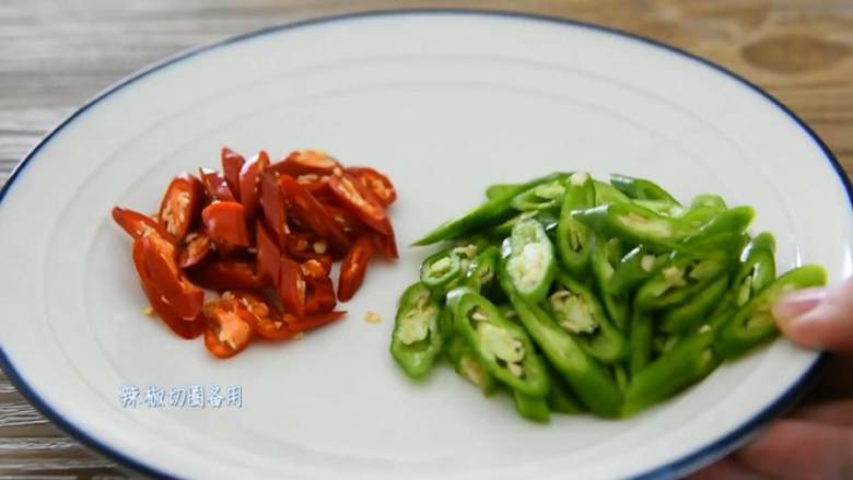 榨菜炒肉丝—下饭神菜，一不留神就吃多了,辣椒切圈备用。